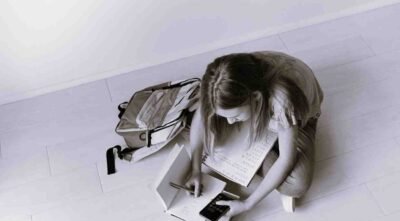 Chica estudiando con papeles