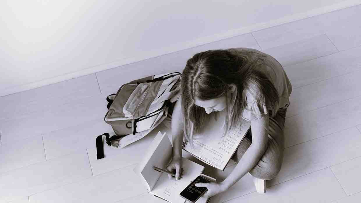 Chica estudiando con papeles