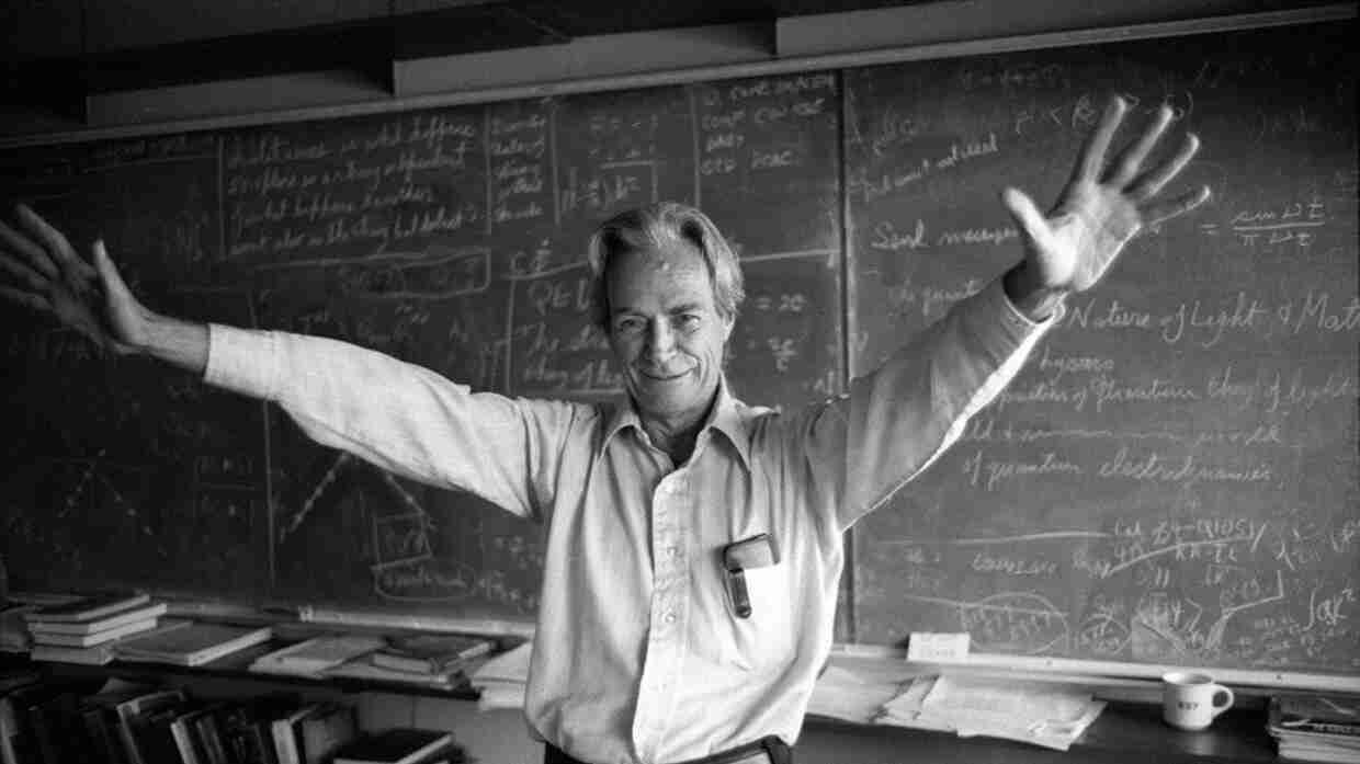 Feynmann gesticulando frente a pizarra