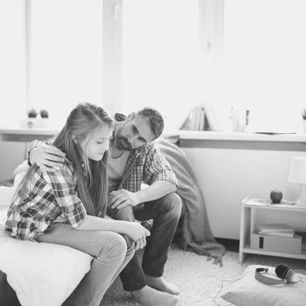 Padre atendiedni a chica adolescente